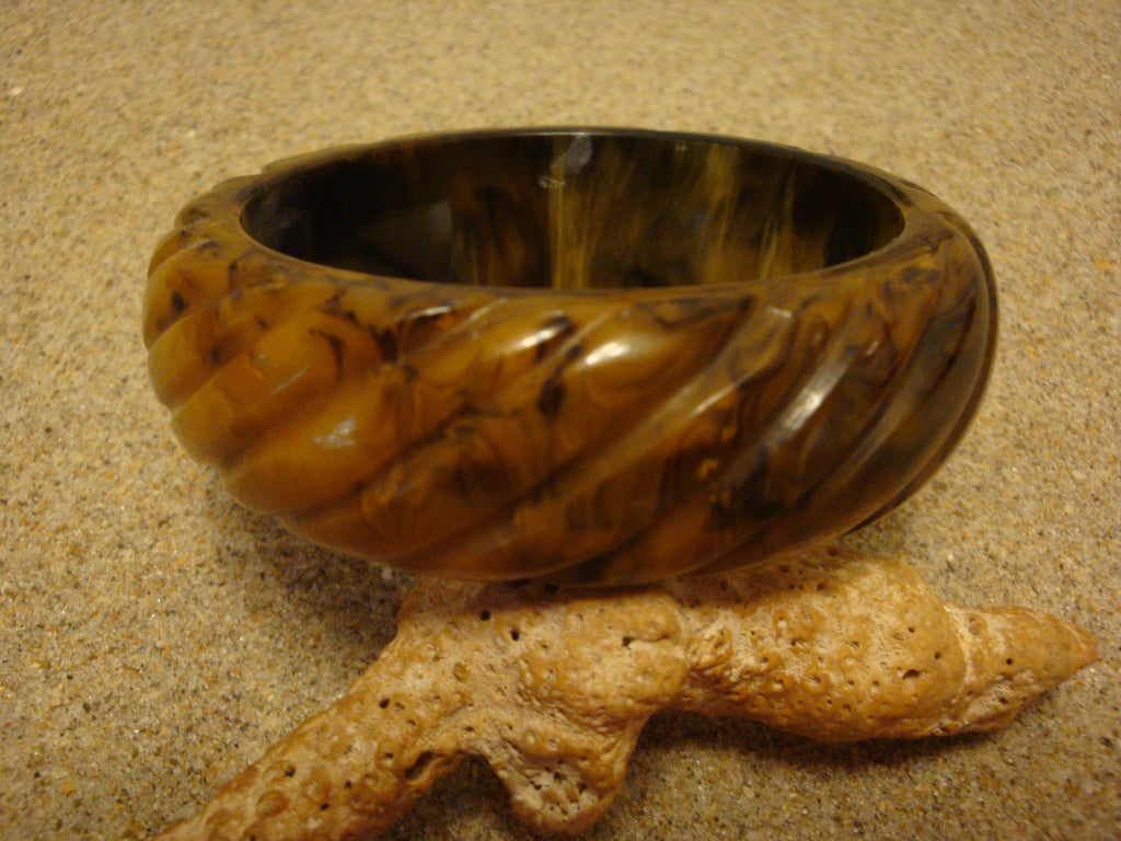 Vintage Marbled Butterscotch/Cream/Black Bakelite Bracelet! Diagonal Carvings!