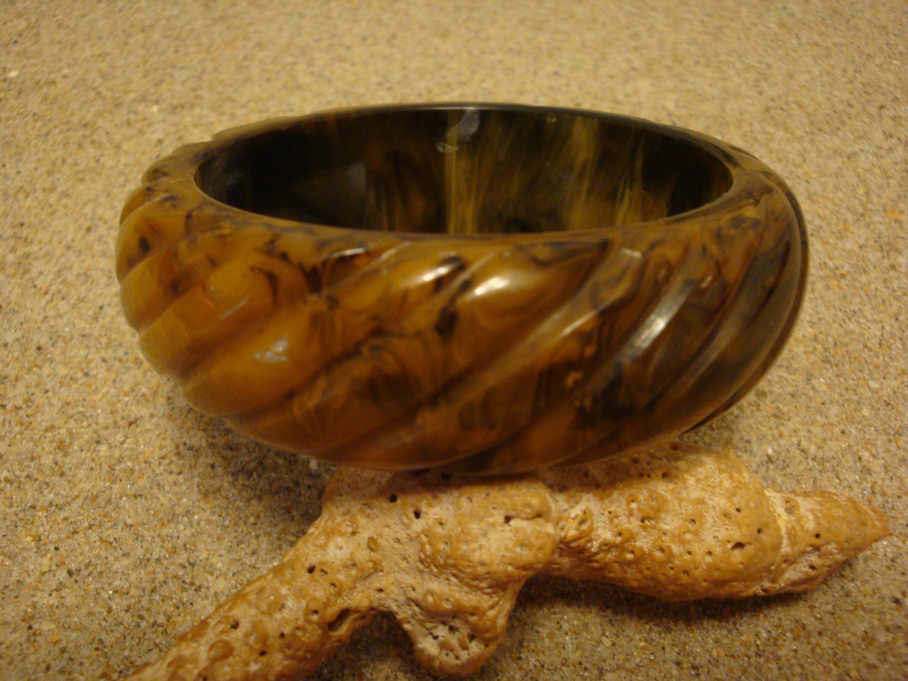 Vintage Marbled Butterscotch/Cream/Black Bakelite Bracelet! Diagonal Carvings!