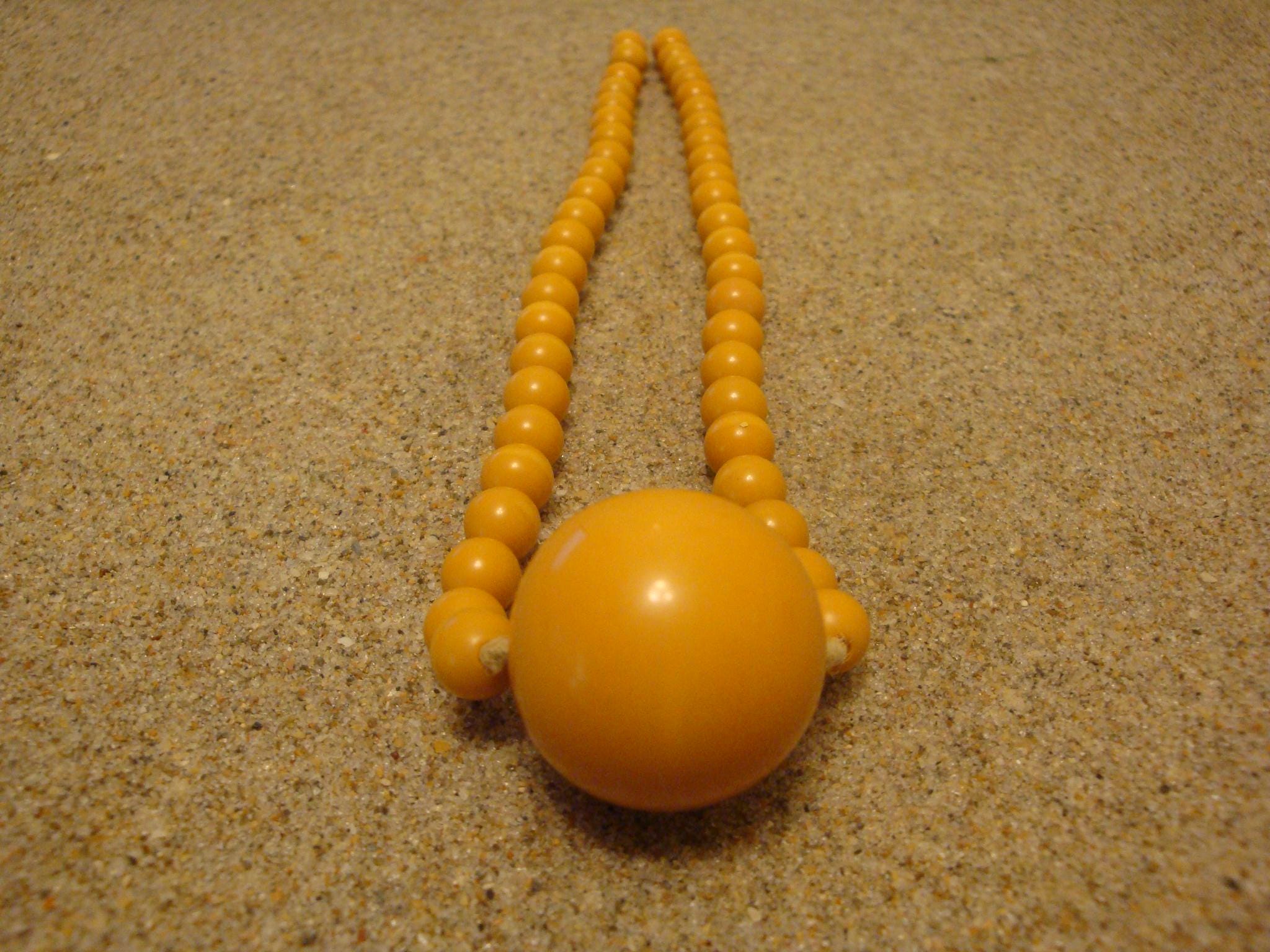 Vintage 14.5" Bakelite Canary Yellow Choker Necklace!  7/8" and 1/4" Beads!