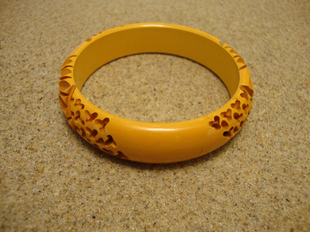 Vintage Goldenrod Bakelite Bracelet: Carved Flower & Wormwood Design