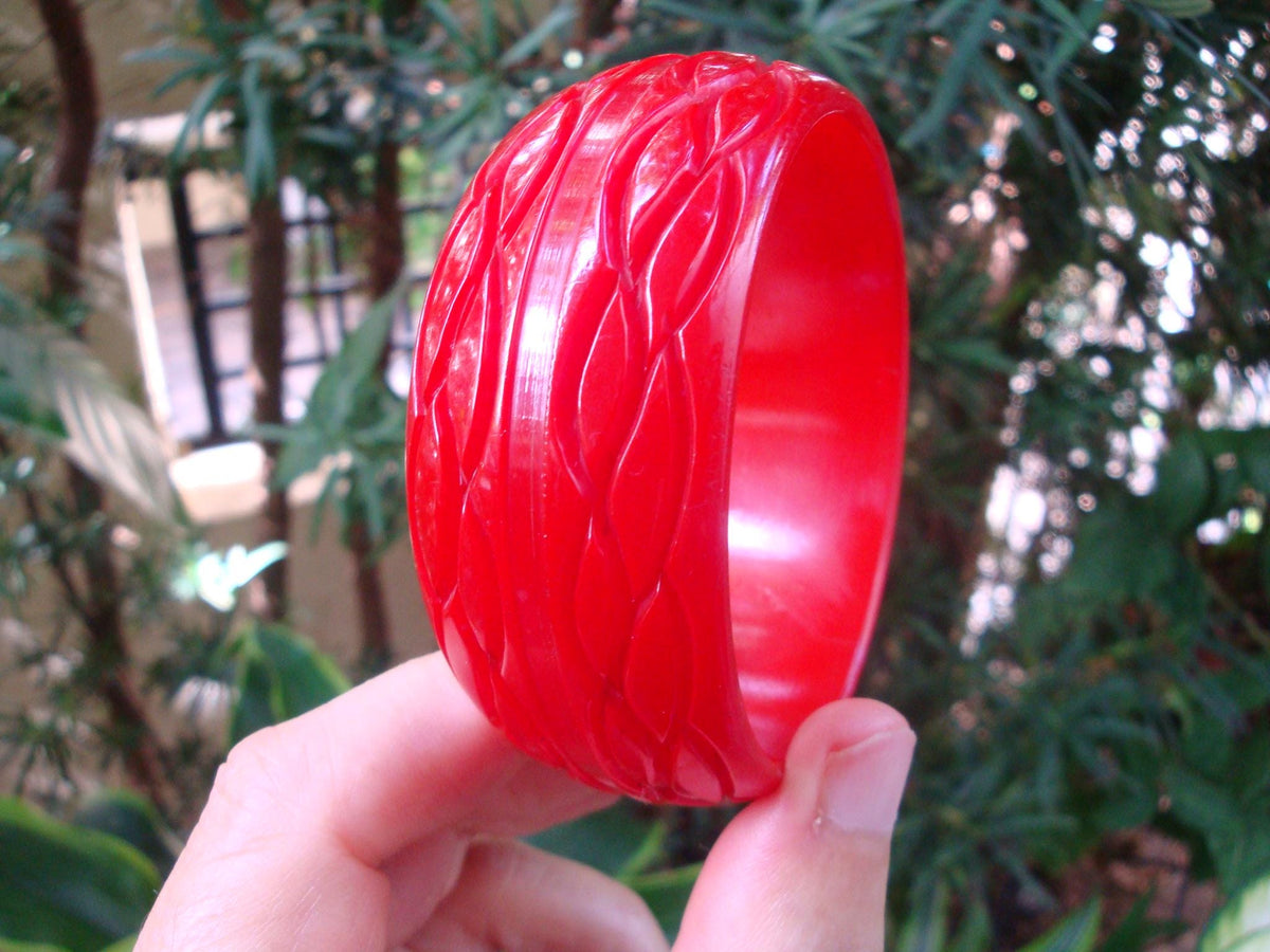 Vintage Cherry Red Bakelite Bracelet: Grooved Wavy Carvings