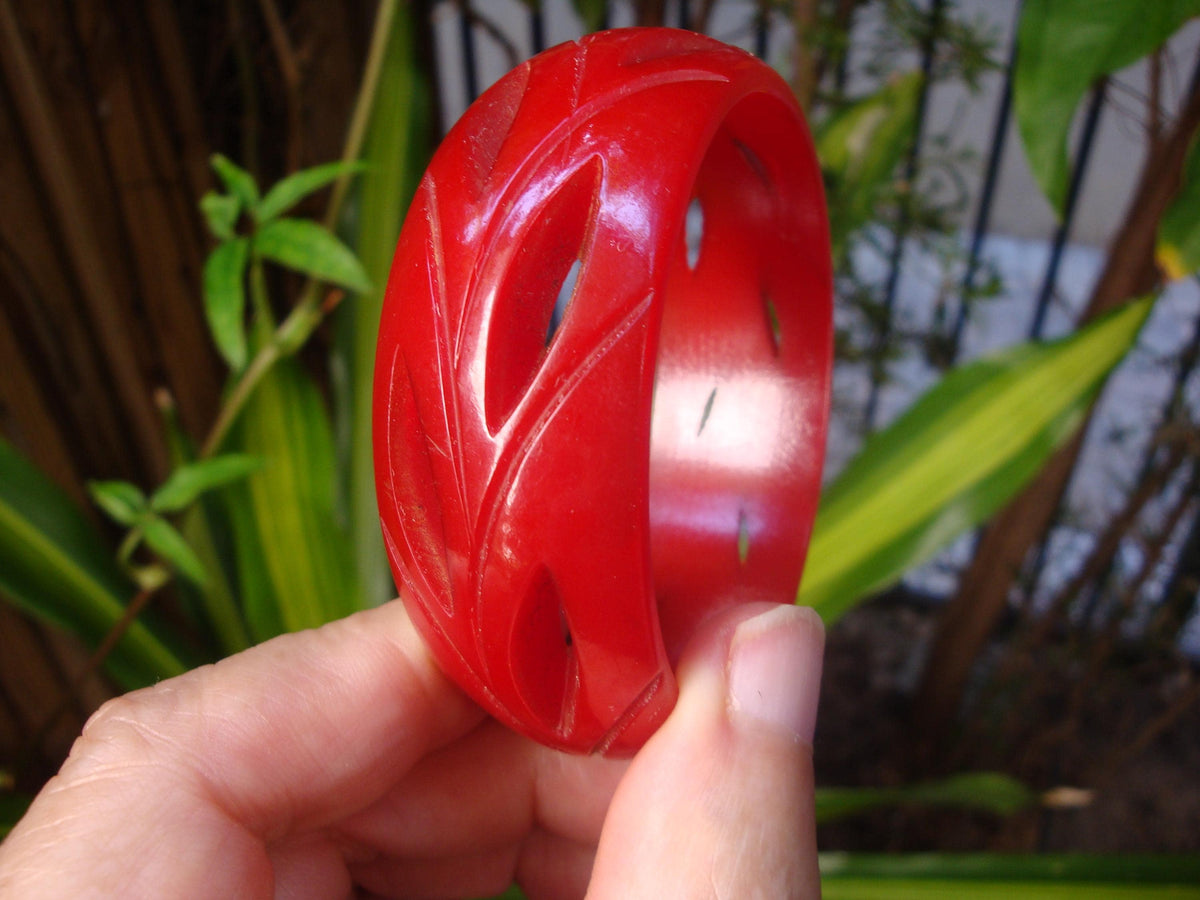 Vintage 1" Dark Cherry Red Bakelite Bracelet! Open Work Vine & Leaf Carvings!