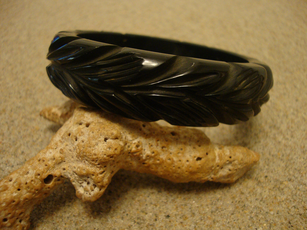Vintage Midnight Green Bakelite Bracelet: Carved Vine & Leaf Design