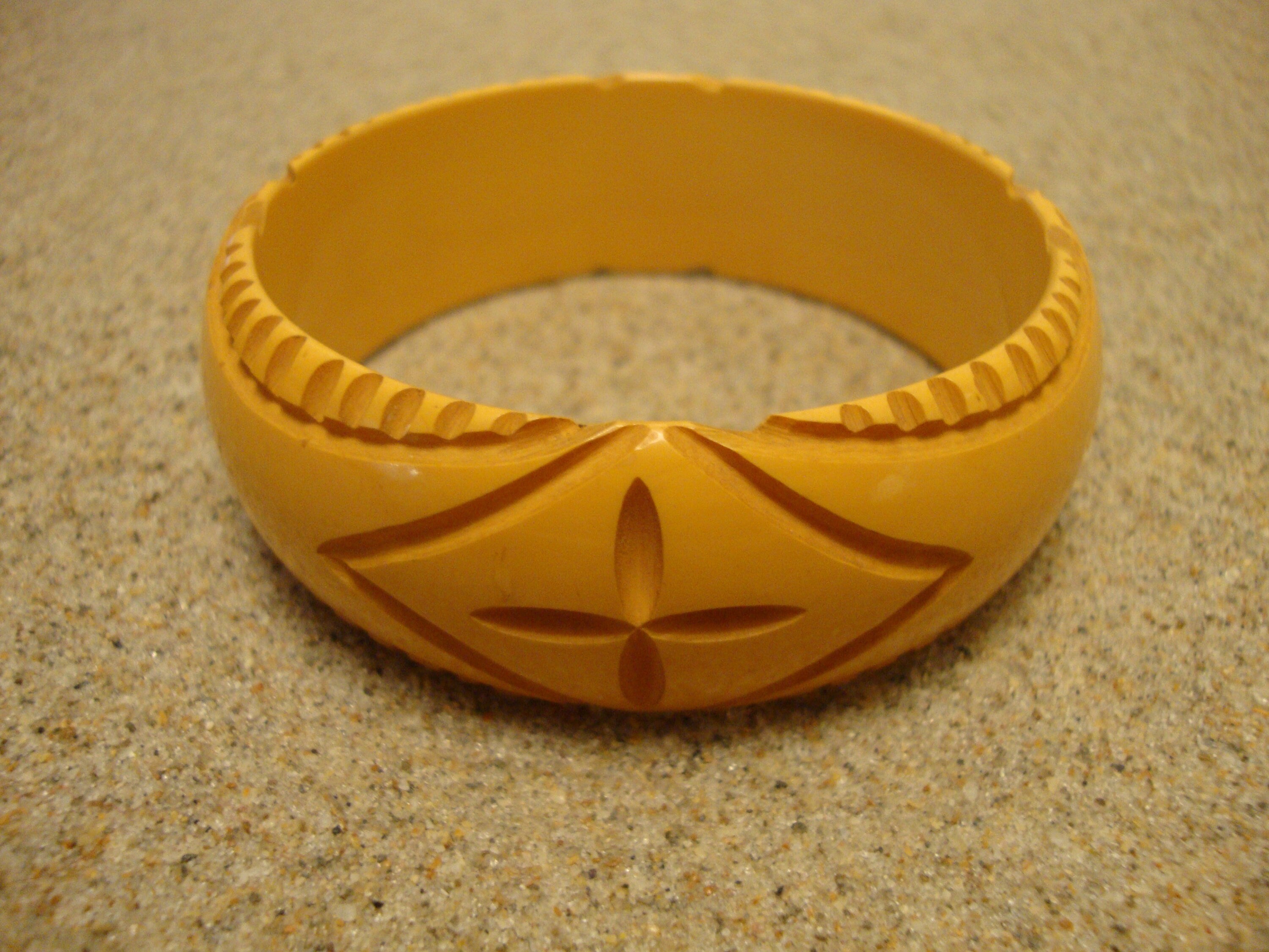 Vintage 1" Goldenrod Bakelite Bracelet!  Four Abstract Geometric Carvings!