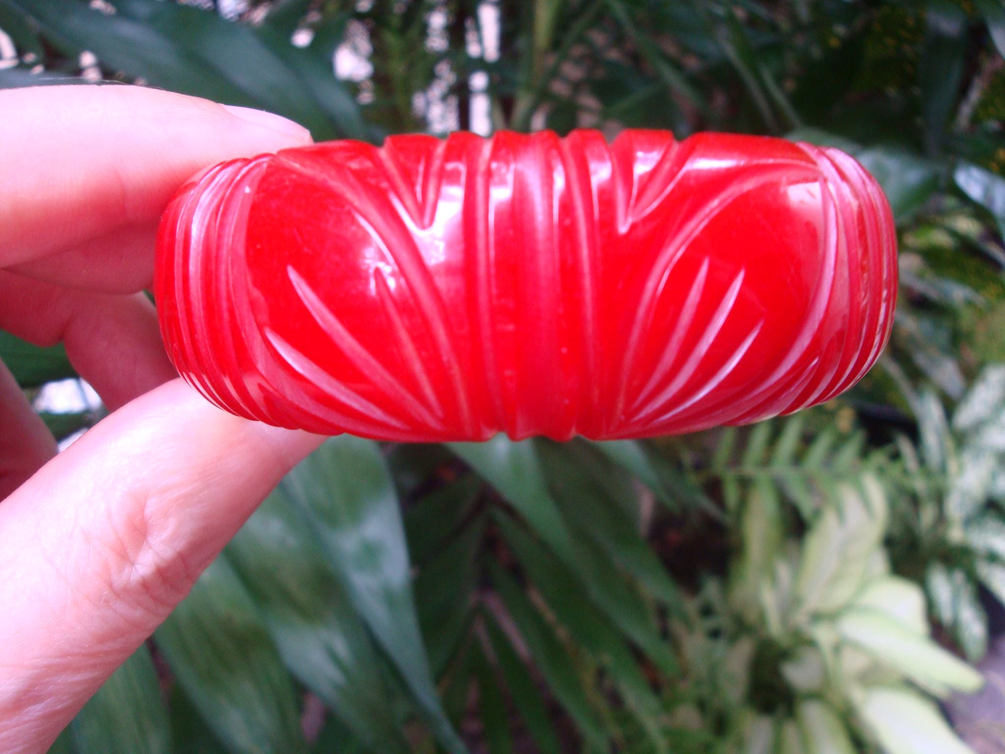 Vintage 7/8" Bakelite Bracelet! Bright Cherry Red w/ Four Pair of Leaf Carvings!