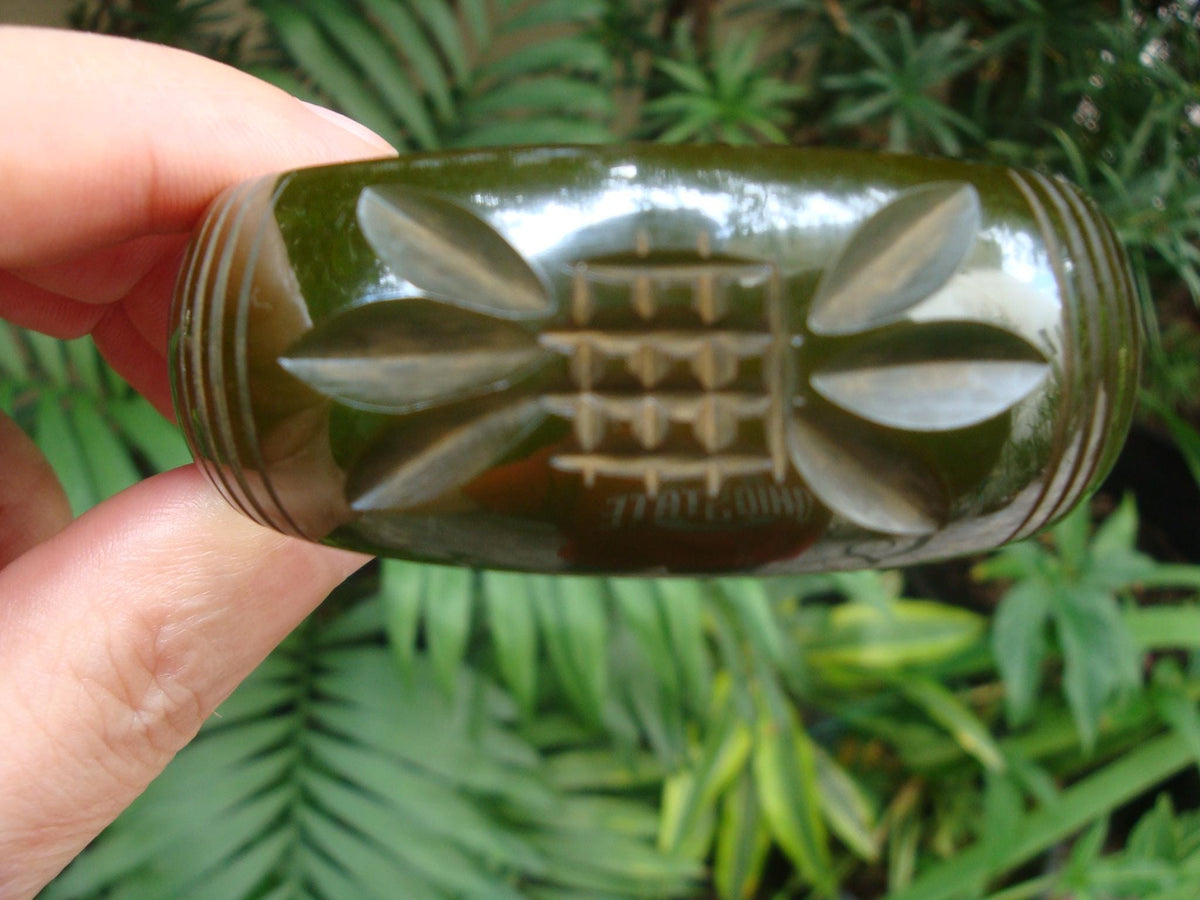 Vintage 7/8" Kelly Green Bakelite Bracelet! Large Flower & Vertical Slash Carvings!
