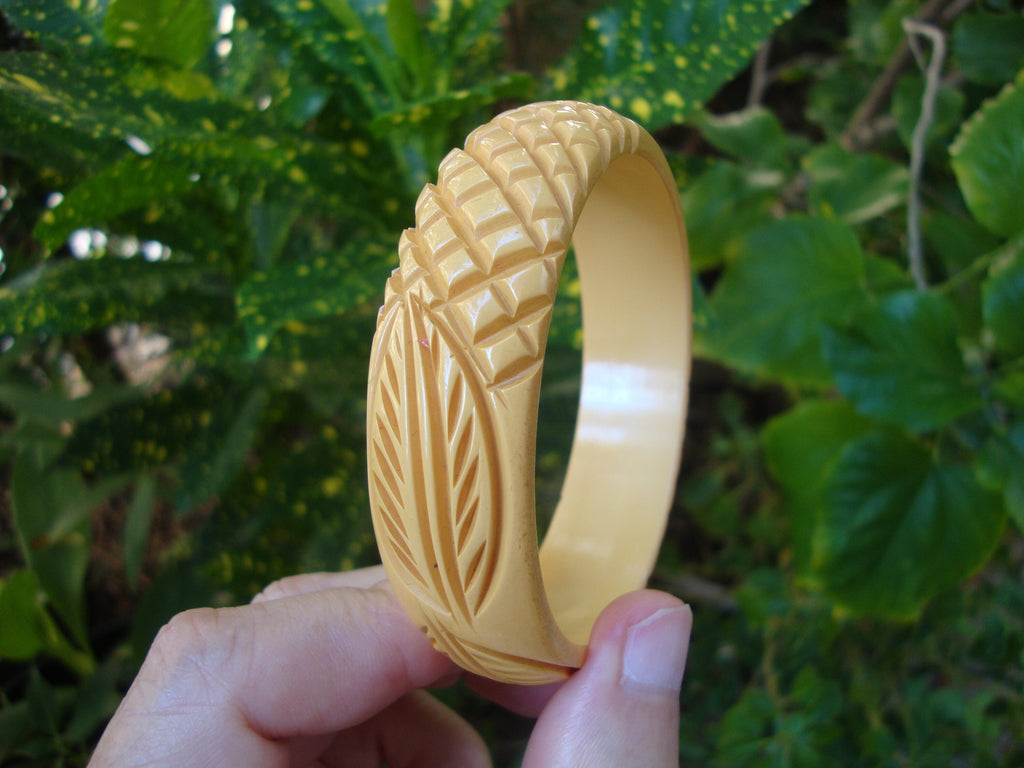 Vintage Goldenrod Bakelite Bracelet: Carved Leaf Design