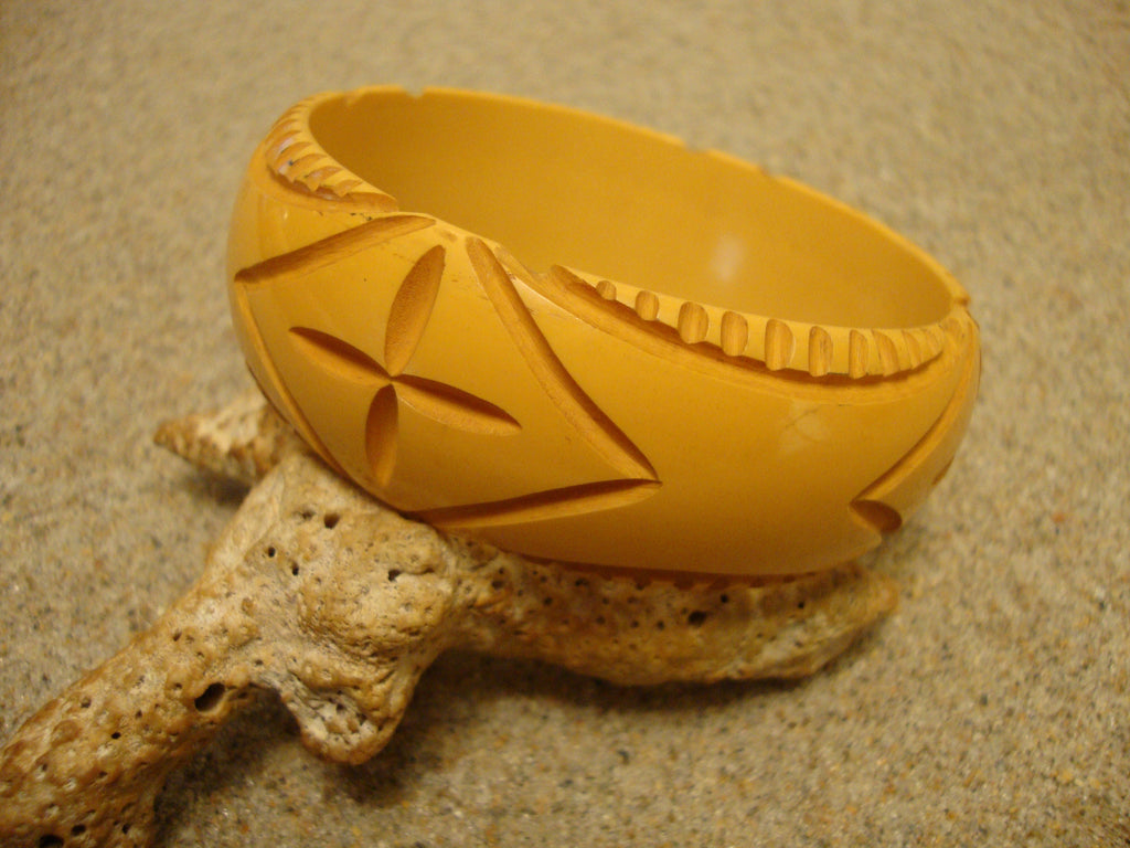 Vintage 1" Goldenrod Bakelite Bracelet!  Four Abstract Geometric Carvings!