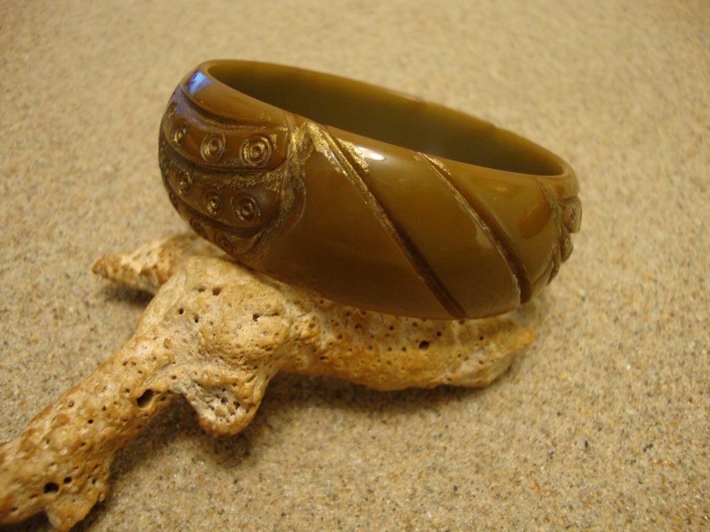 Vintage Olive Green Bakelite Bracelet: Abstract Carved Design