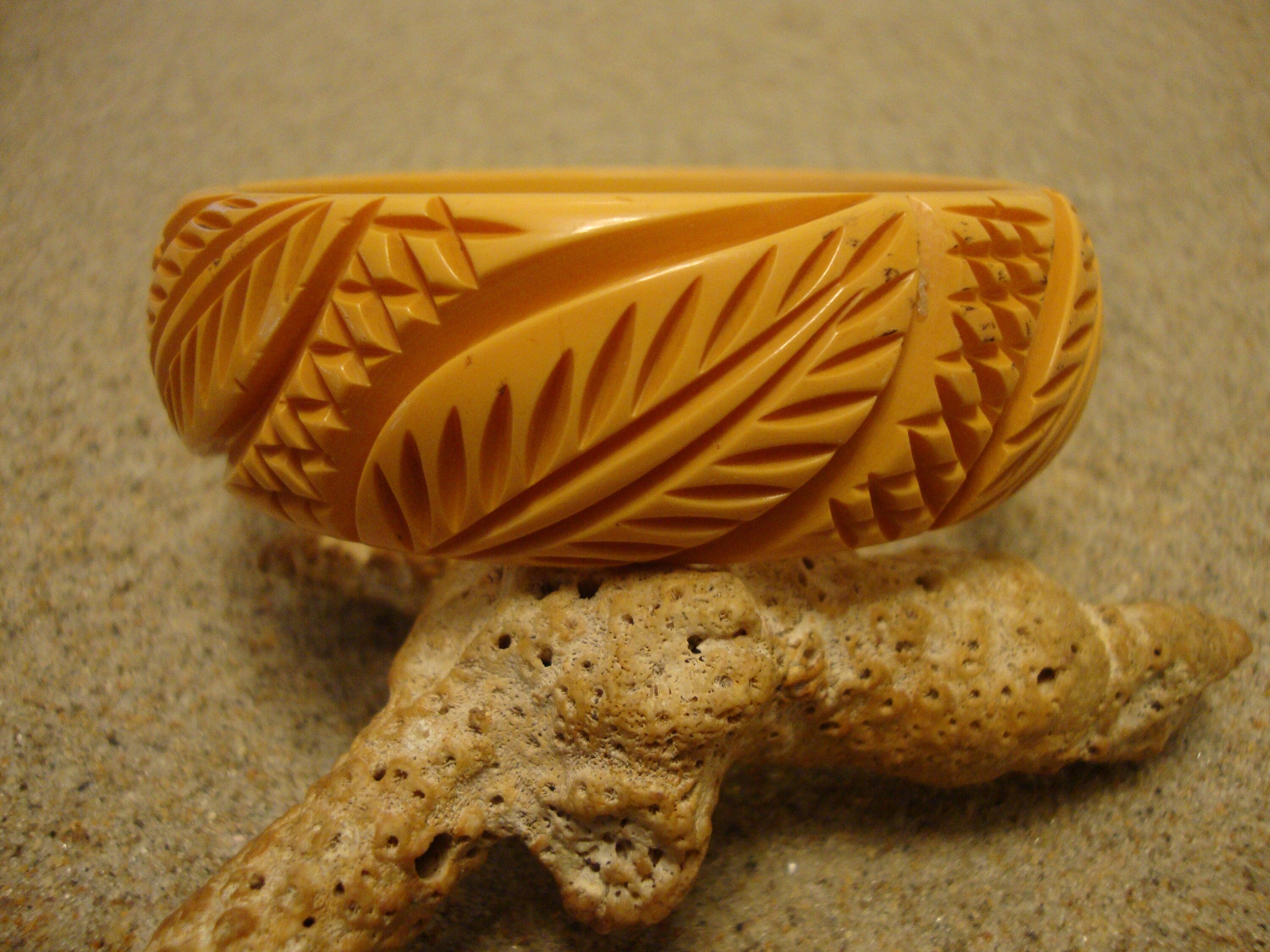 Vintage 7/8" Goldenrod Bakelite Bracelet! Diagonal Crosshatch & Leaf Carvings!
