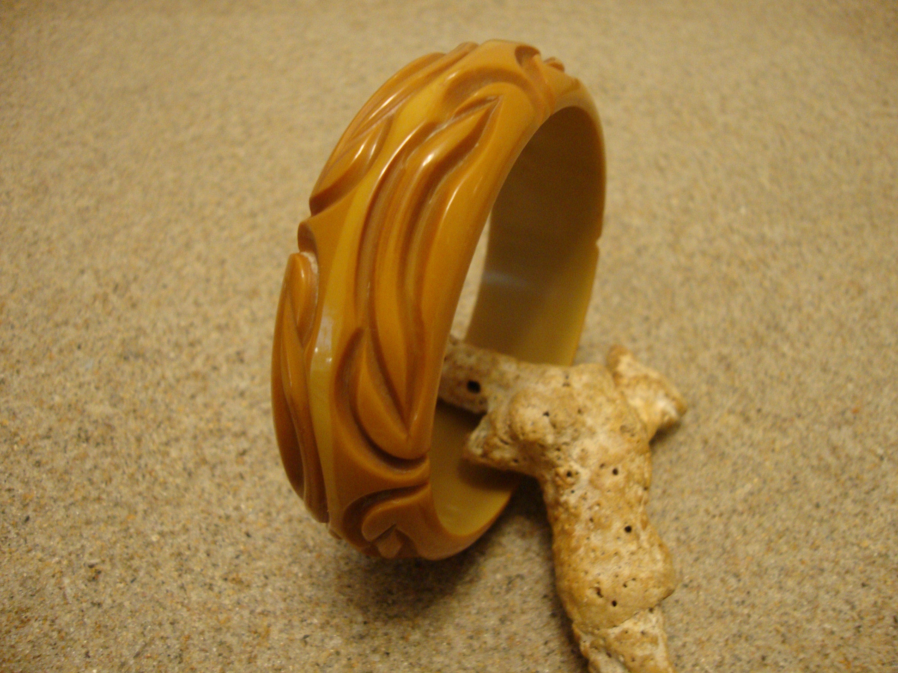 Vintage 7/8" Greenish Yellow Bakelite Bracelet! Unique Deep Abstract Carvings!