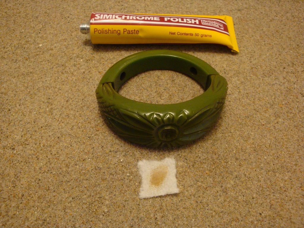 Vintage Green Bakelite Stretch Bracelet: Carved Flower Design