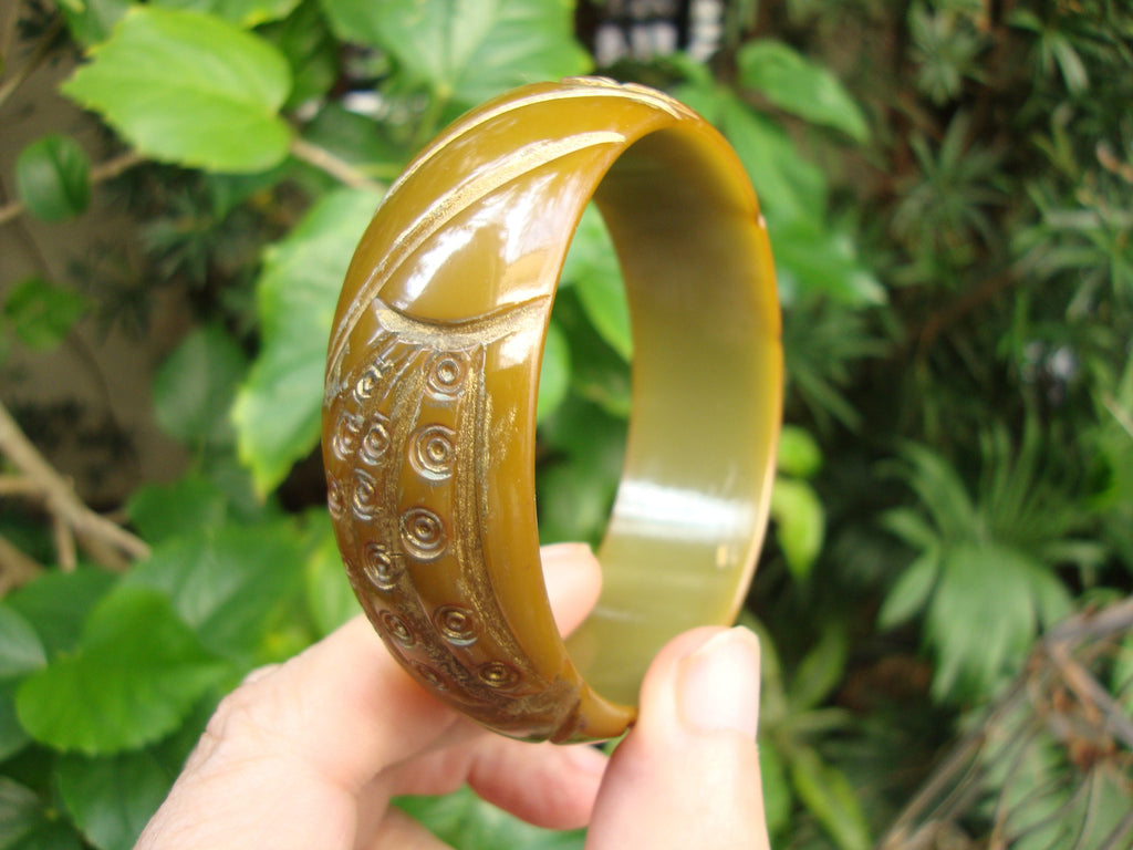 Vintage Olive Green Bakelite Bracelet: Abstract Carved Design
