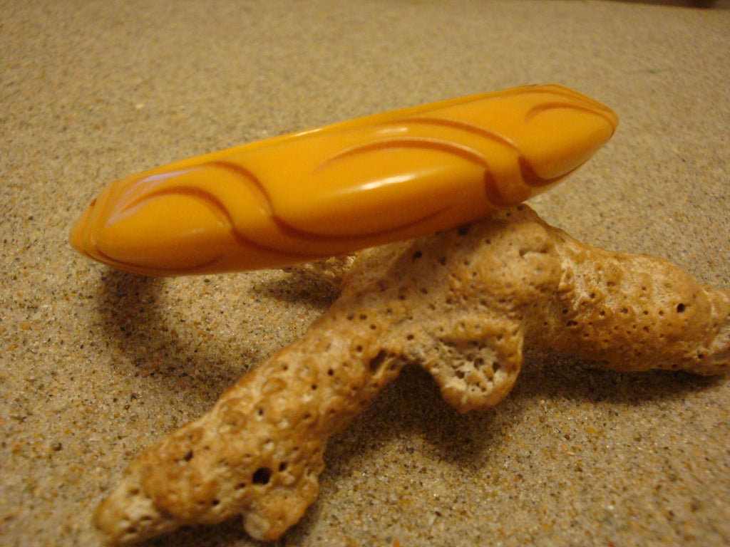 Vintage 1/2" Bakelite Yellow "Saucer" Bracelet! Unique Contoured Carved Design!