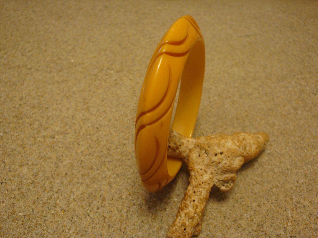Vintage 1/2" Bakelite Yellow "Saucer" Bracelet! Unique Contoured Carved Design!