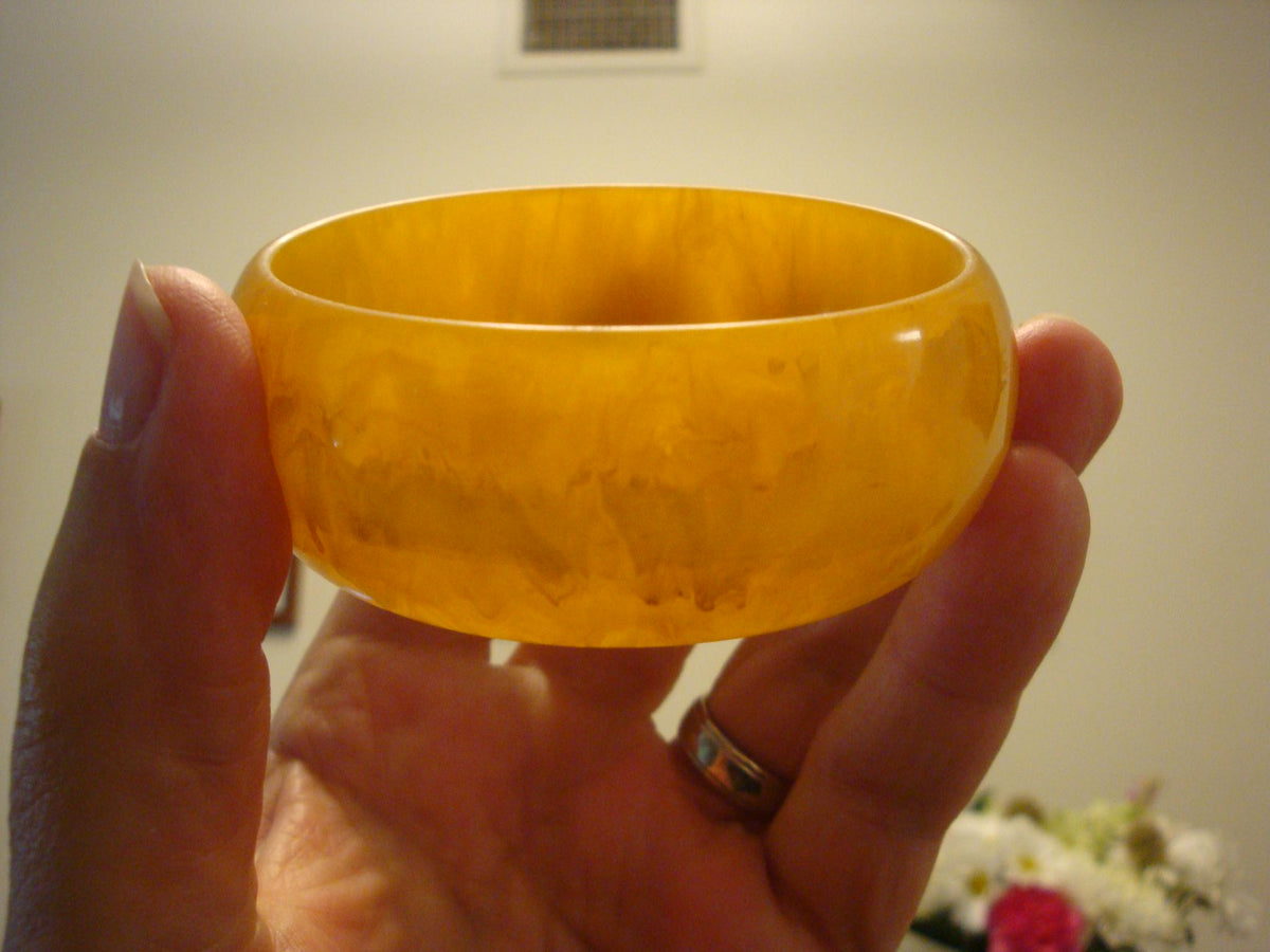 Vintage 1" Bakelite Bracelet! Semi Translucent Lemon Drop Yellow w/ Cream Marbling!