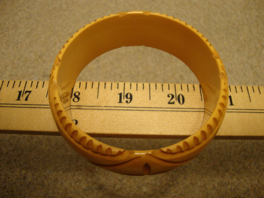 Vintage 1" Goldenrod Bakelite Bracelet!  Four Abstract Geometric Carvings!