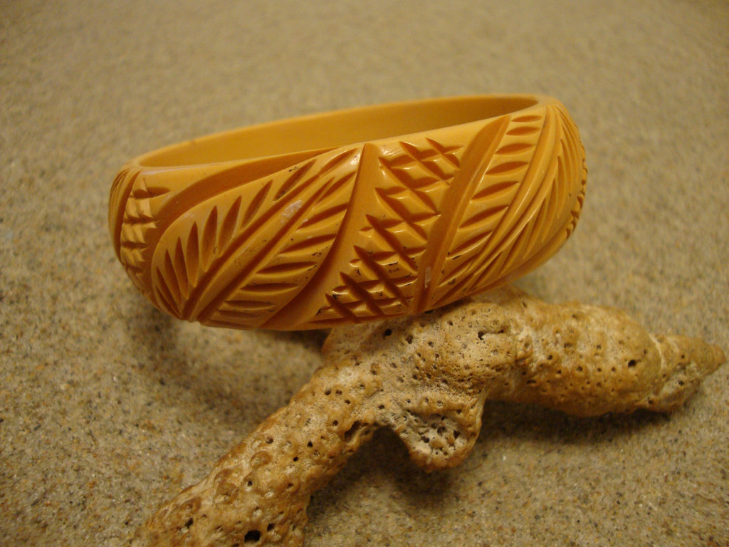 Vintage 7/8" Goldenrod Bakelite Bracelet! Diagonal Crosshatch & Leaf Carvings!