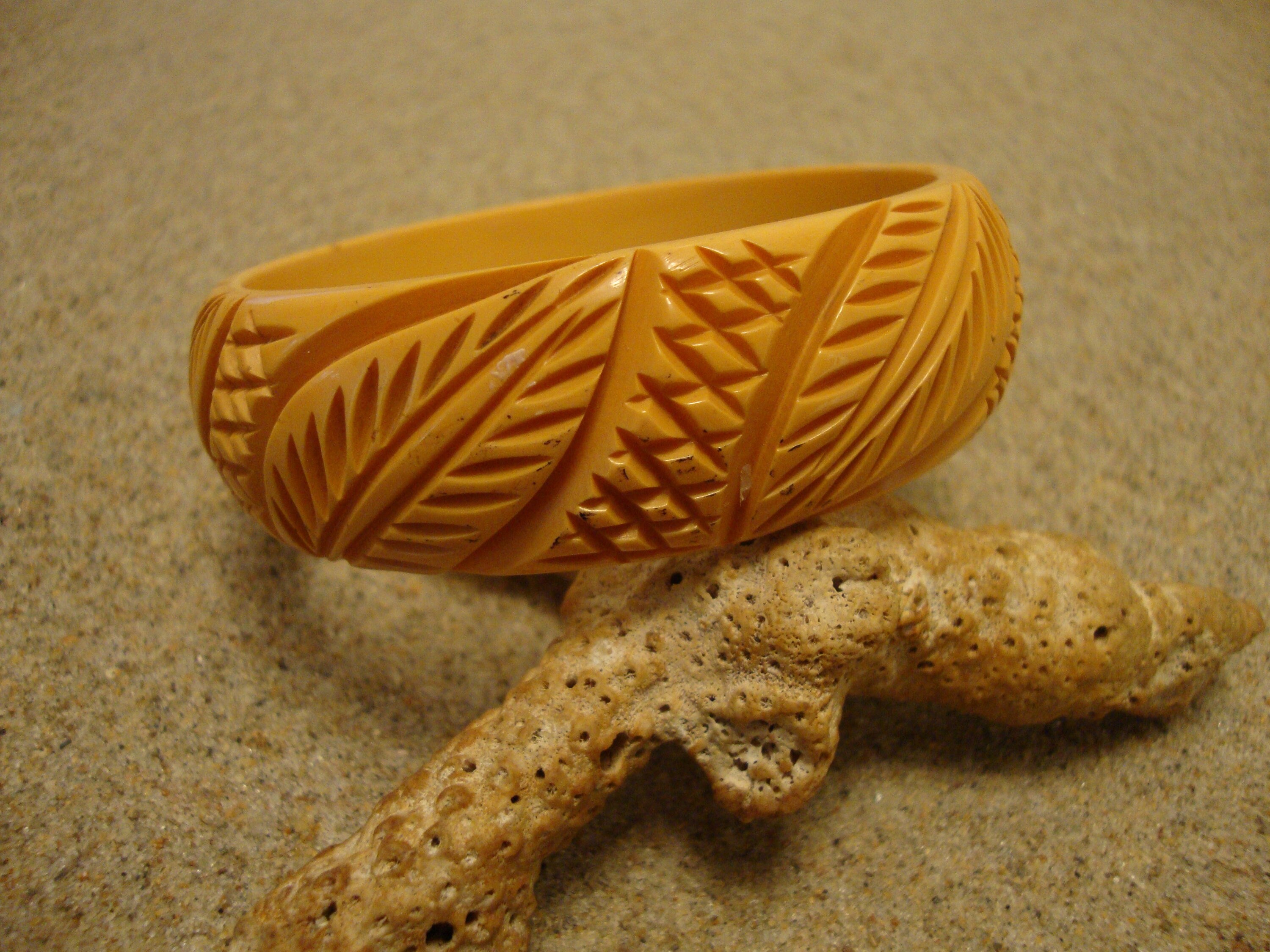 Vintage 7/8" Goldenrod Bakelite Bracelet! Diagonal Crosshatch & Leaf Carvings!