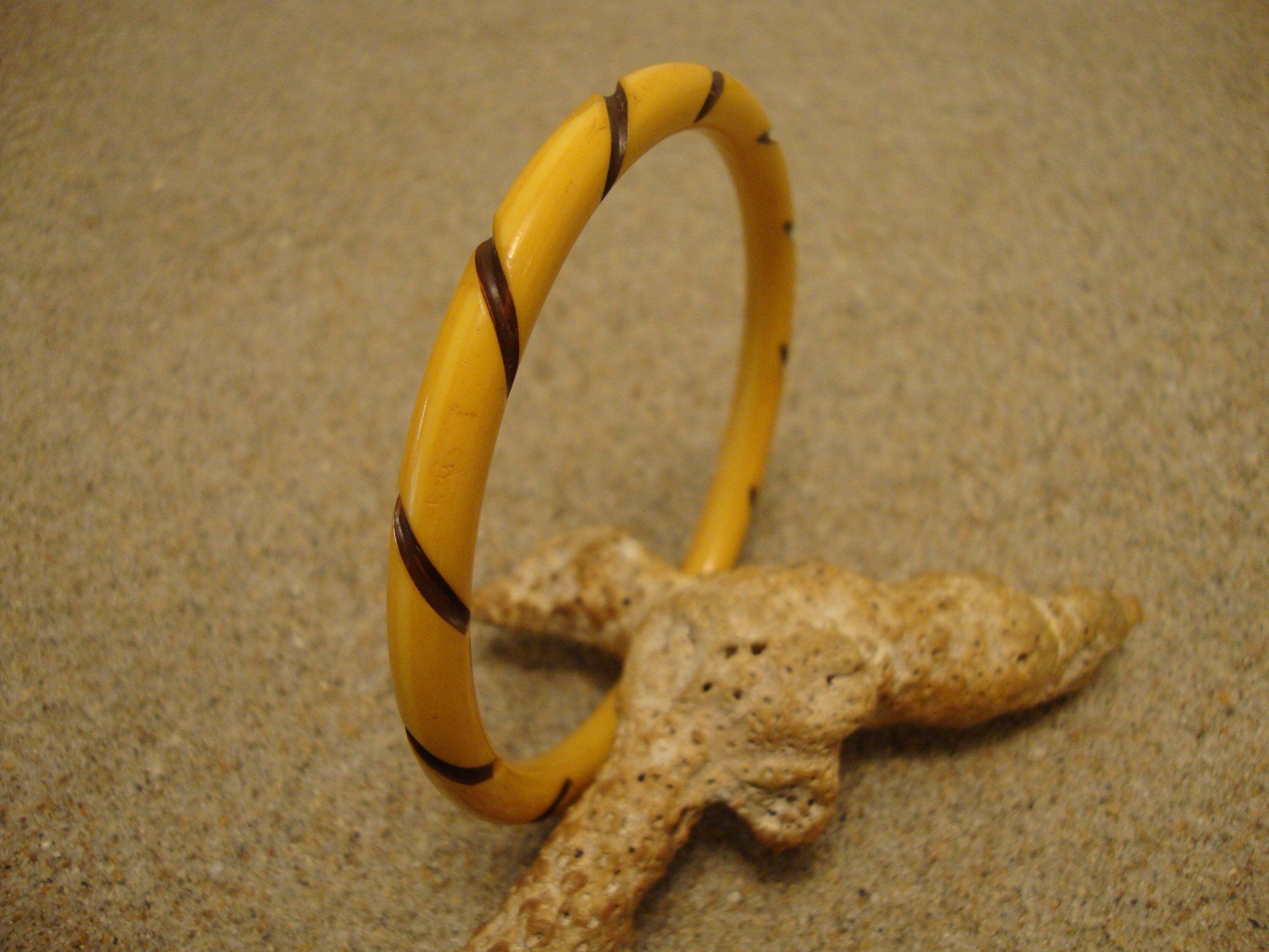 Vintage Yellow Bakelite Bracelet: Carved Twisted Rope Design