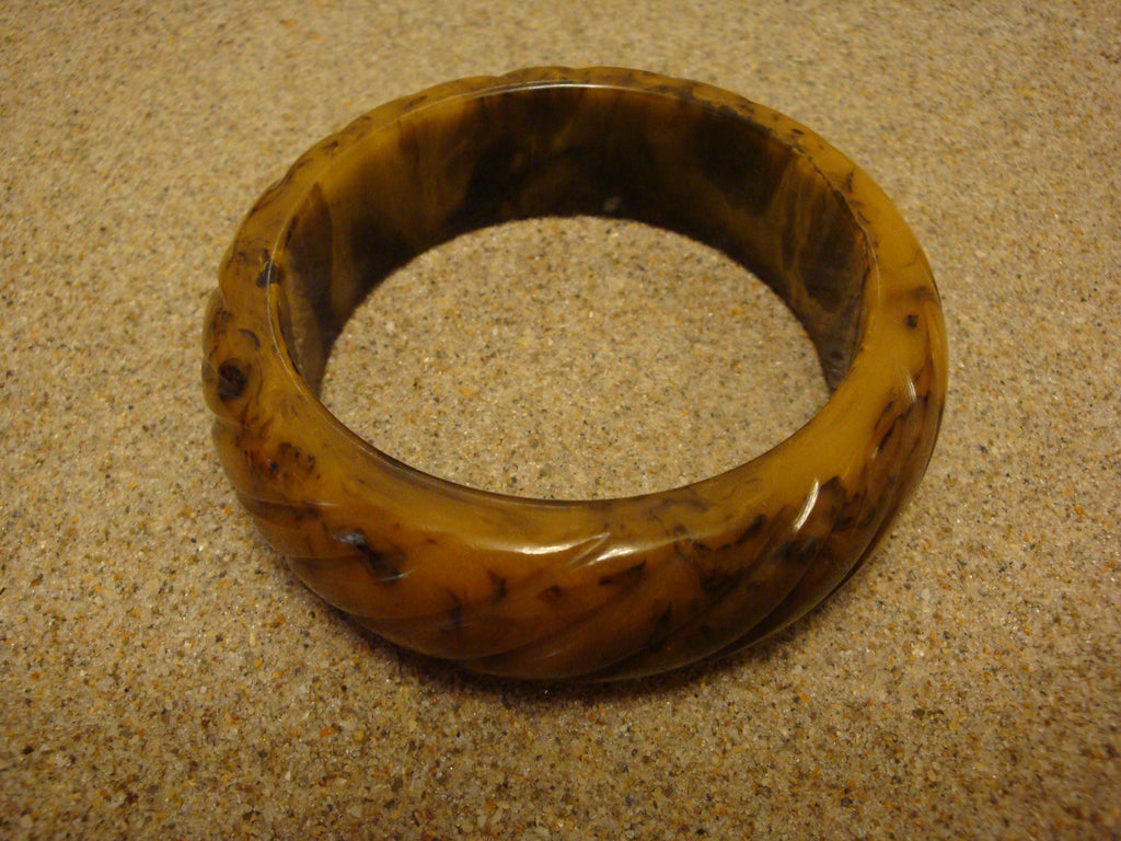 Vintage Marbled Butterscotch/Cream/Black Bakelite Bracelet! Diagonal Carvings!