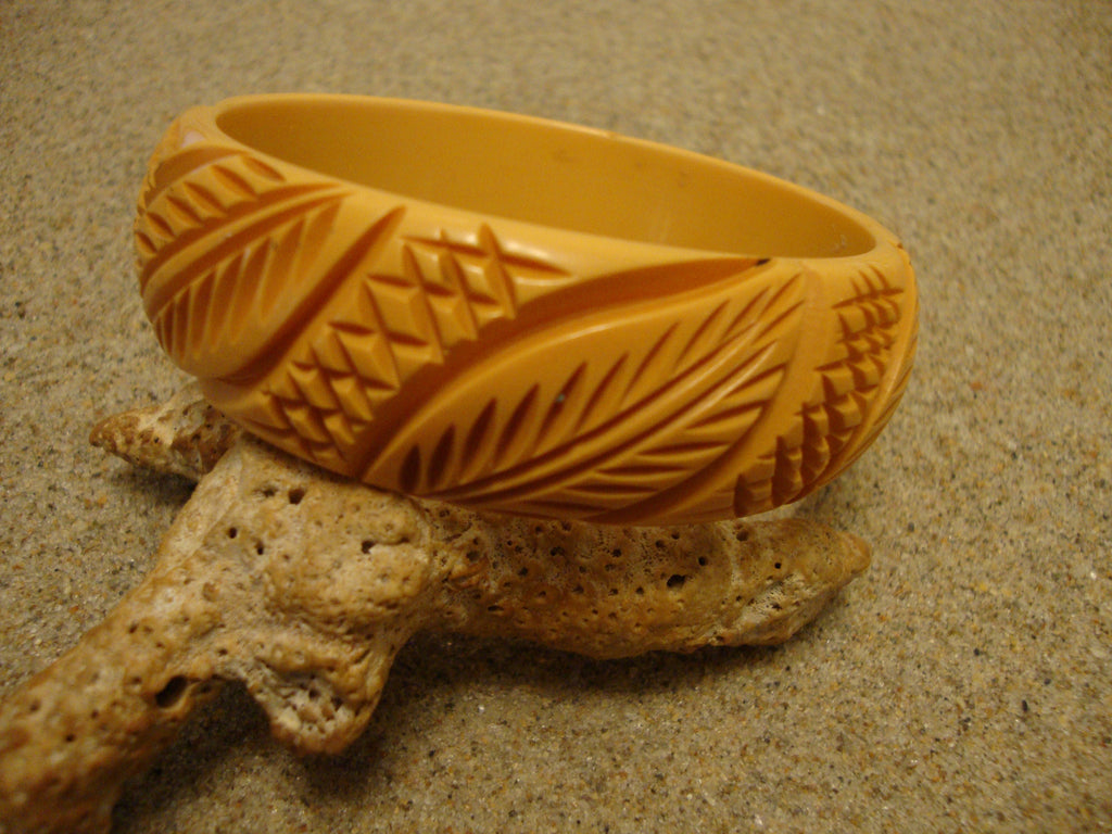 Vintage 7/8" Goldenrod Bakelite Bracelet! Diagonal Crosshatch & Leaf Carvings!