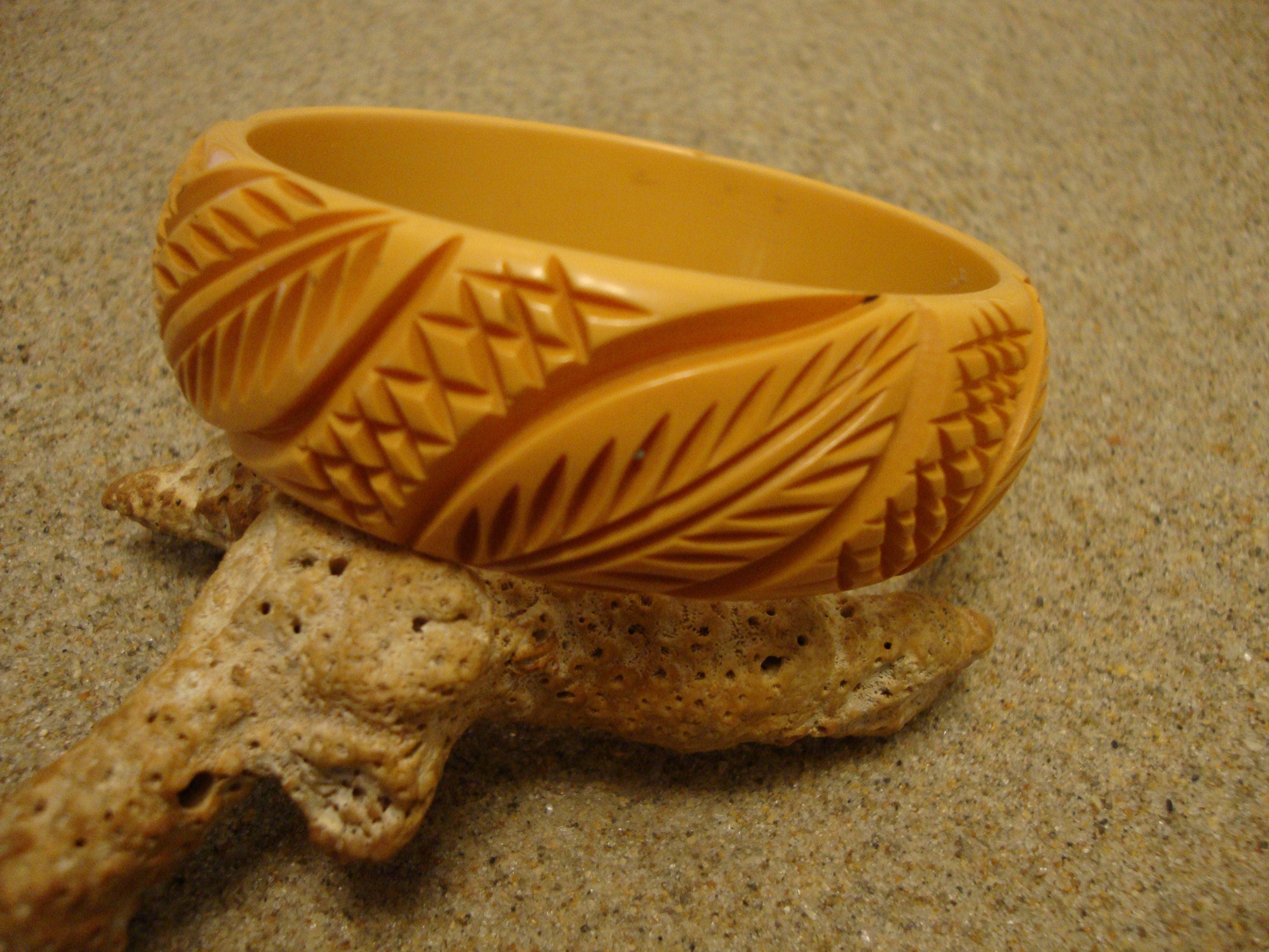 Vintage 7/8" Goldenrod Bakelite Bracelet! Diagonal Crosshatch & Leaf Carvings!