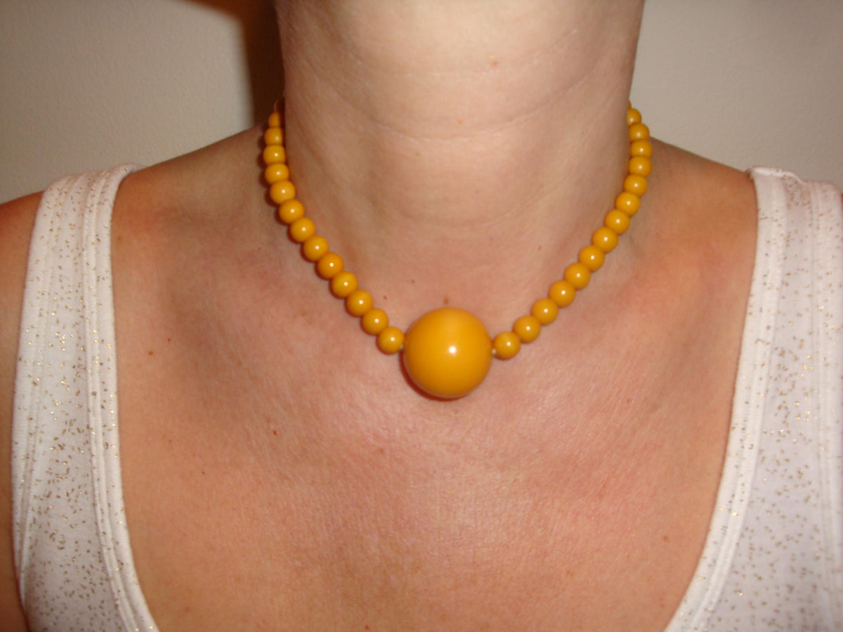 Vintage 14.5" Bakelite Canary Yellow Choker Necklace!  7/8" and 1/4" Beads!