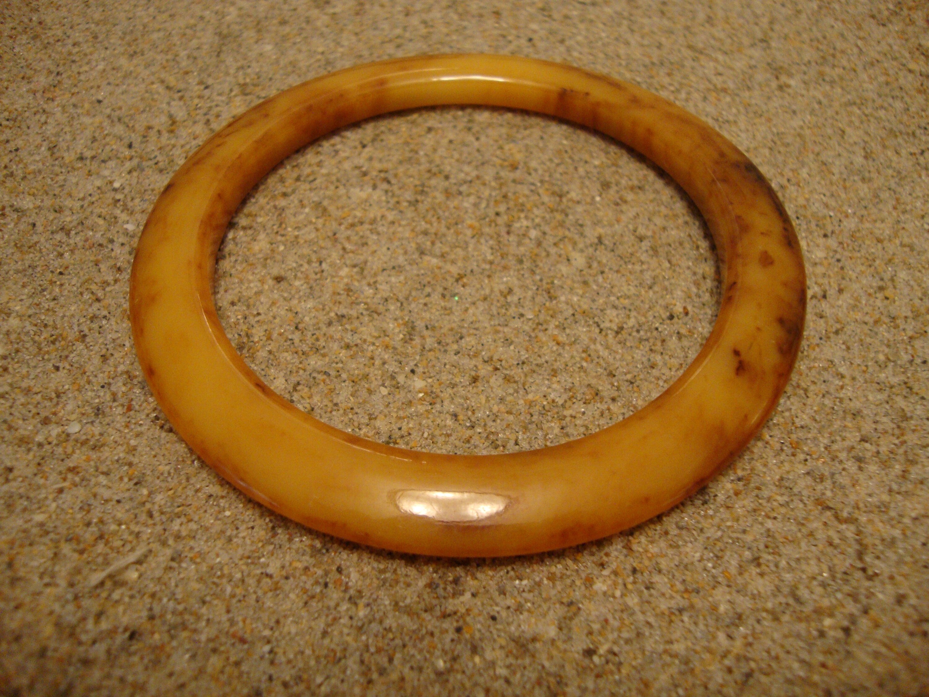 Vintage 1/4" Bakelite "Flying Saucer" Bracelet! Yellow Custard w/ Brown & Rust Marbling!