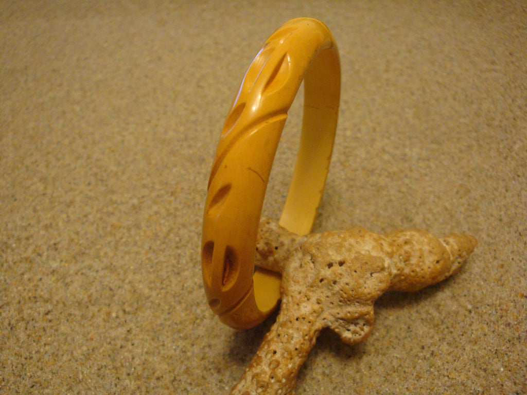 Vintage 7/16" Yellow Bakelite Bracelet! Unique Divot & Diagonal Slash Carvings!