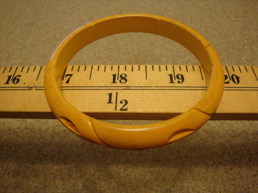Vintage 7/16" Yellow Bakelite Bracelet! Unique Divot & Diagonal Slash Carvings!