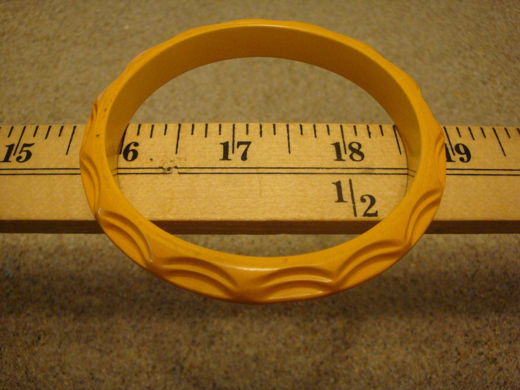 Vintage Goldenrod Bakelite Bracelet: Carved Thumbprint Design
