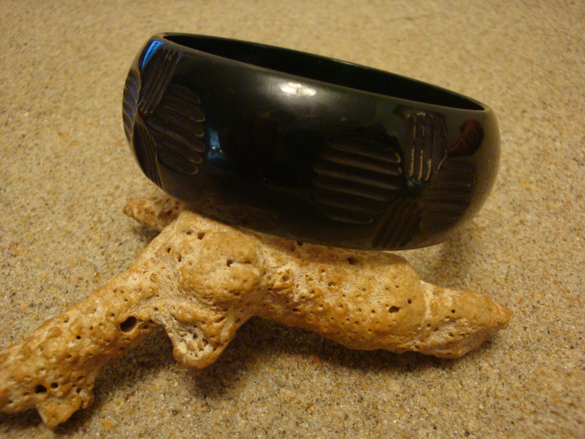 Vintage 1" Midnight Green Bakelite Bracelet! Southwestern Inspired Carvings!