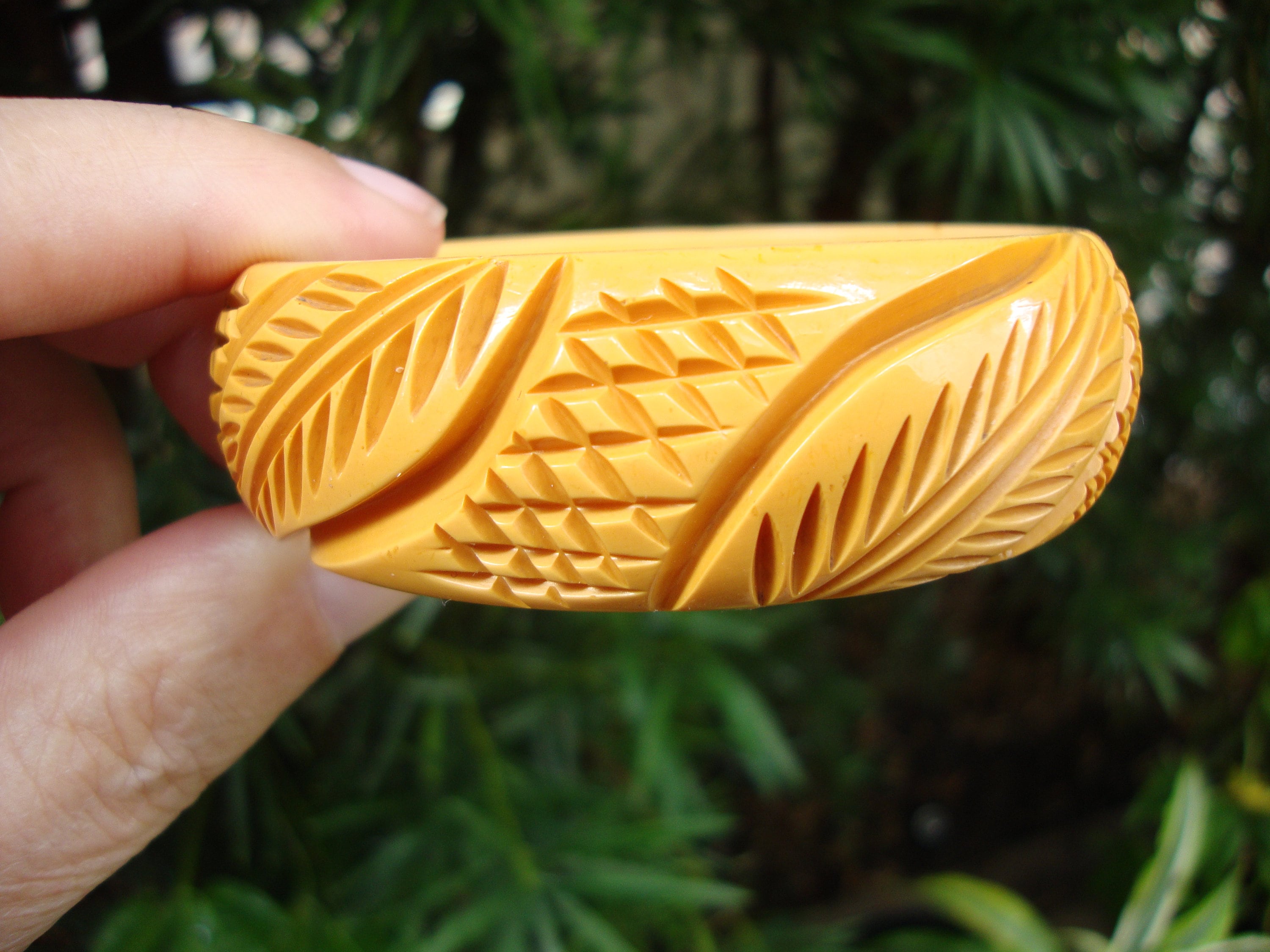 Vintage 7/8" Goldenrod Bakelite Bracelet! Diagonal Crosshatch & Leaf Carvings!