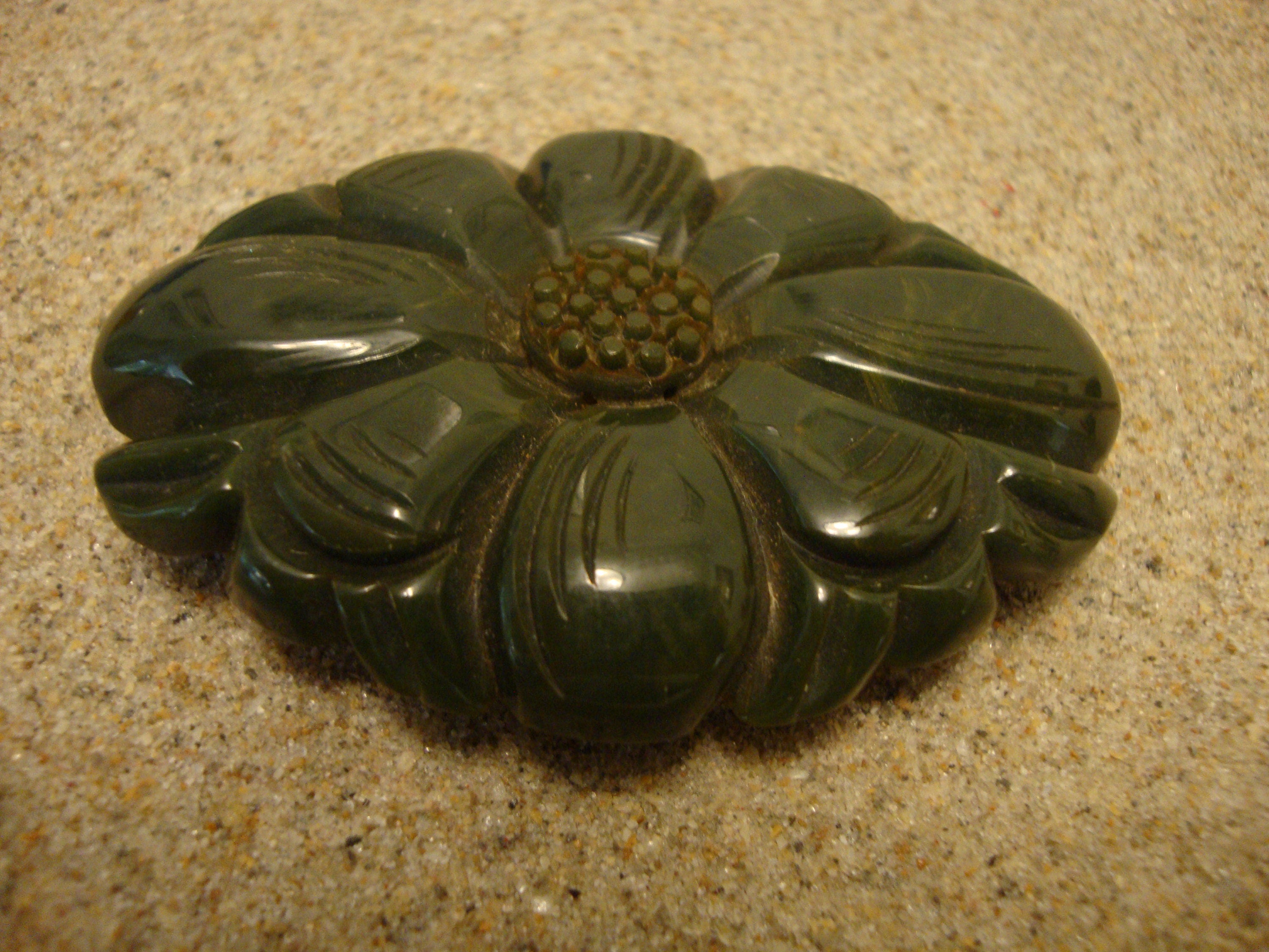 Vintage Marbled Green Bakelite Brooch: Carved Flower & Leaf Design