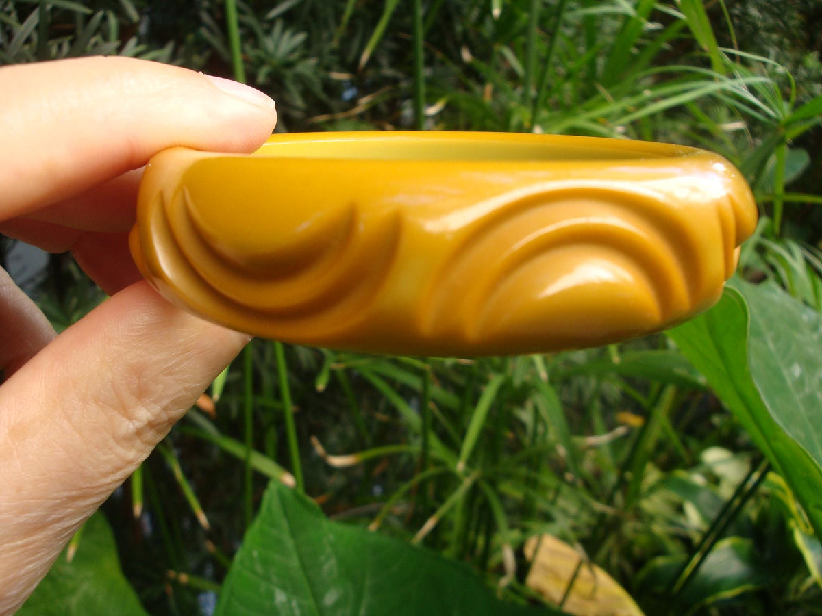 Vintage 3/4" Chartreuse Color Bakelite Bracelet! Deep Semi Circular Carvings!