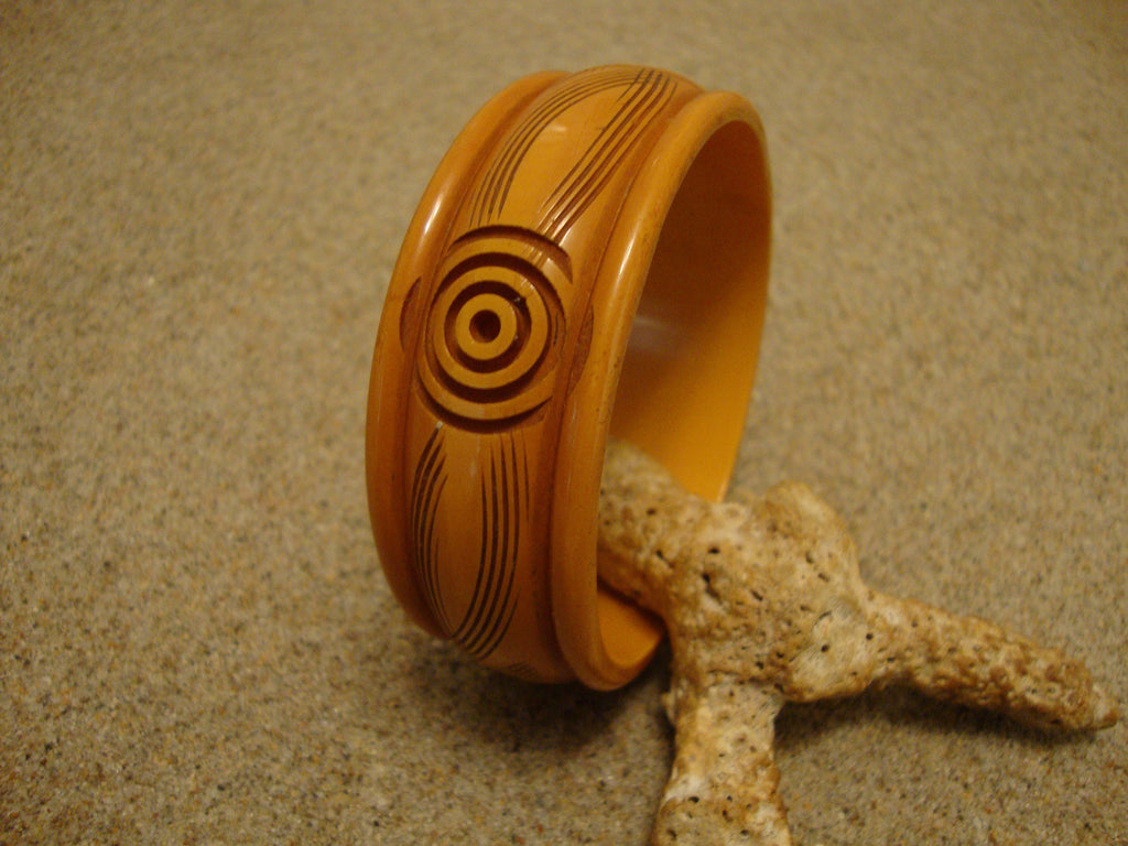 Vintage 1" Butterscotch Bakelite Bracelet! Unique Shape w/ Flower/Leaf Carvings!