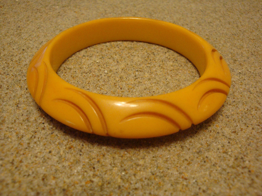 Vintage 1/2" Bakelite Yellow "Saucer" Bracelet! Unique Contoured Carved Design!