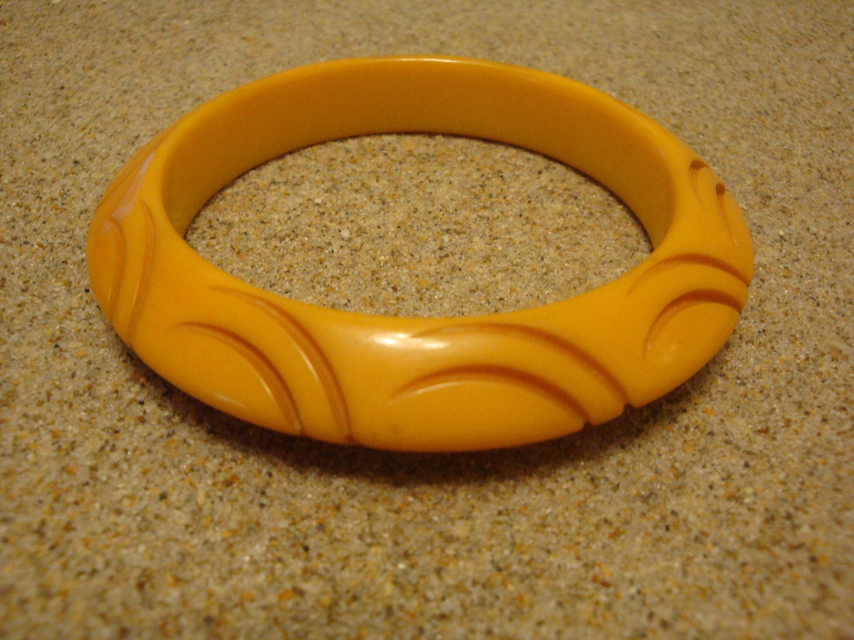 Vintage 1/2" Bakelite Yellow "Saucer" Bracelet! Unique Contoured Carved Design!
