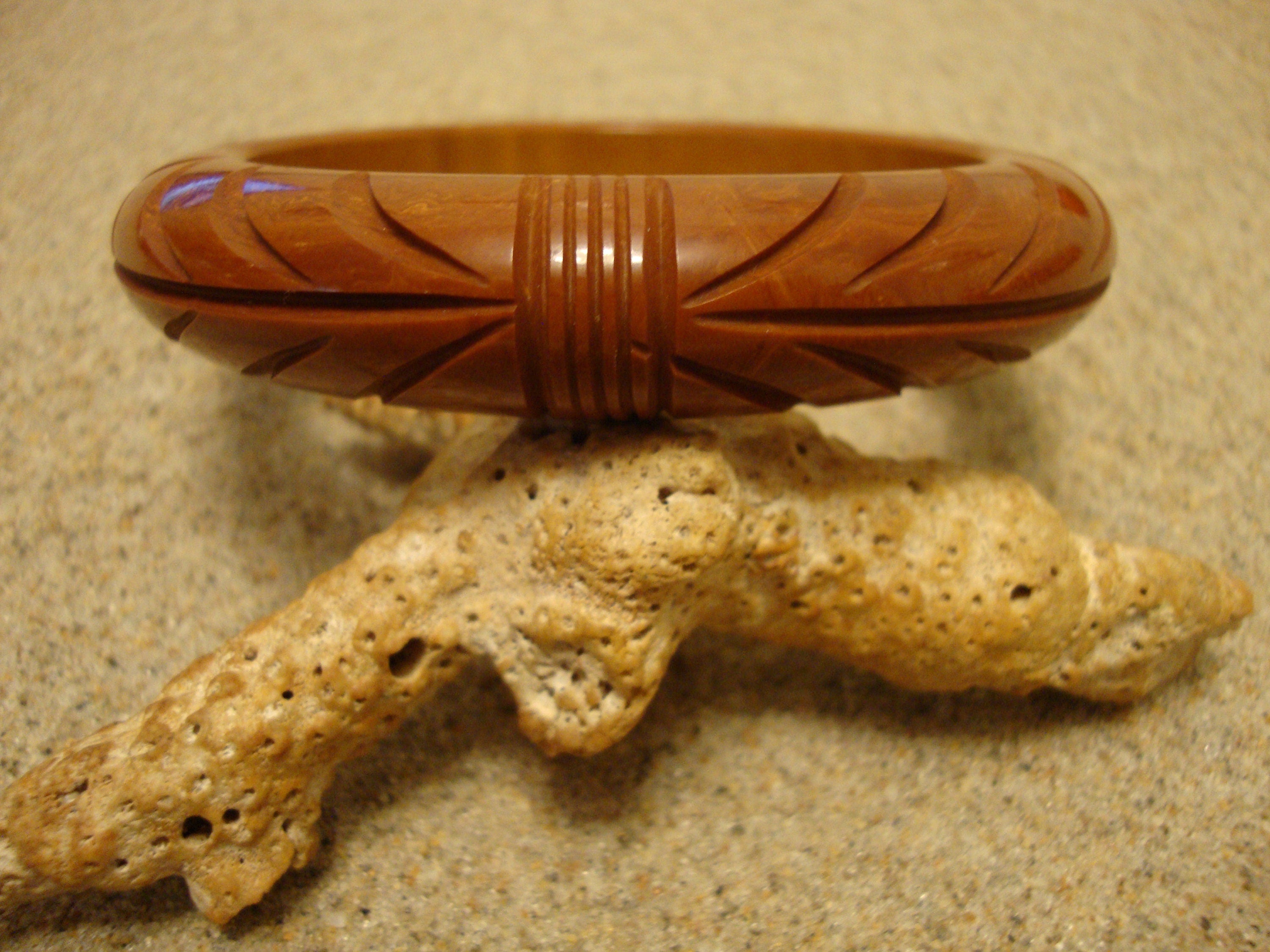 Vintage Cinnamon Bakelite Bracelet: Carved Wheat Sheaf Design