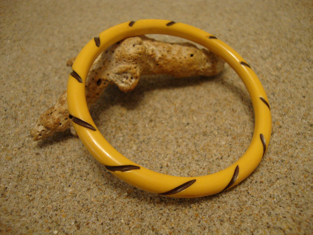 Vintage Yellow Bakelite Bracelet: Carved Twisted Rope Design