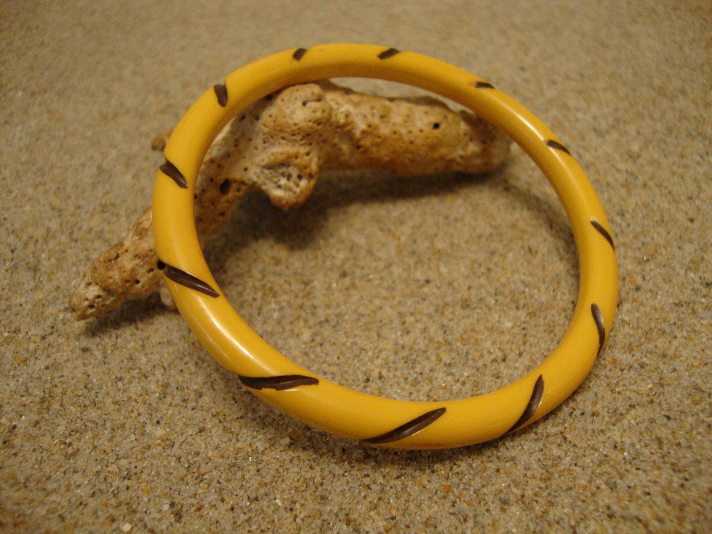 Vintage Yellow Bakelite Bracelet: Carved Twisted Rope Design