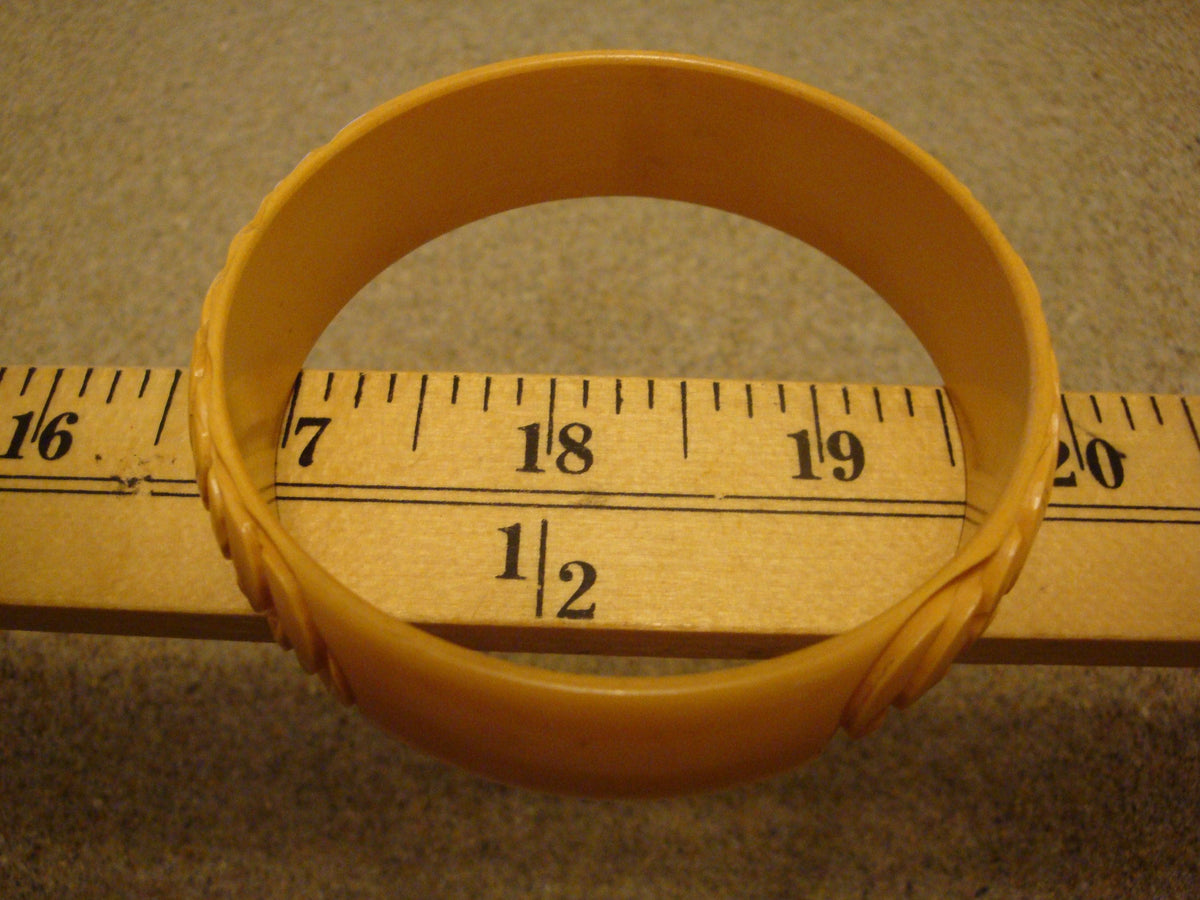 Vintage 3/4" Pale Yellow Bakelite Bracelet! Two Large Rose Petal Inspired Carvings!