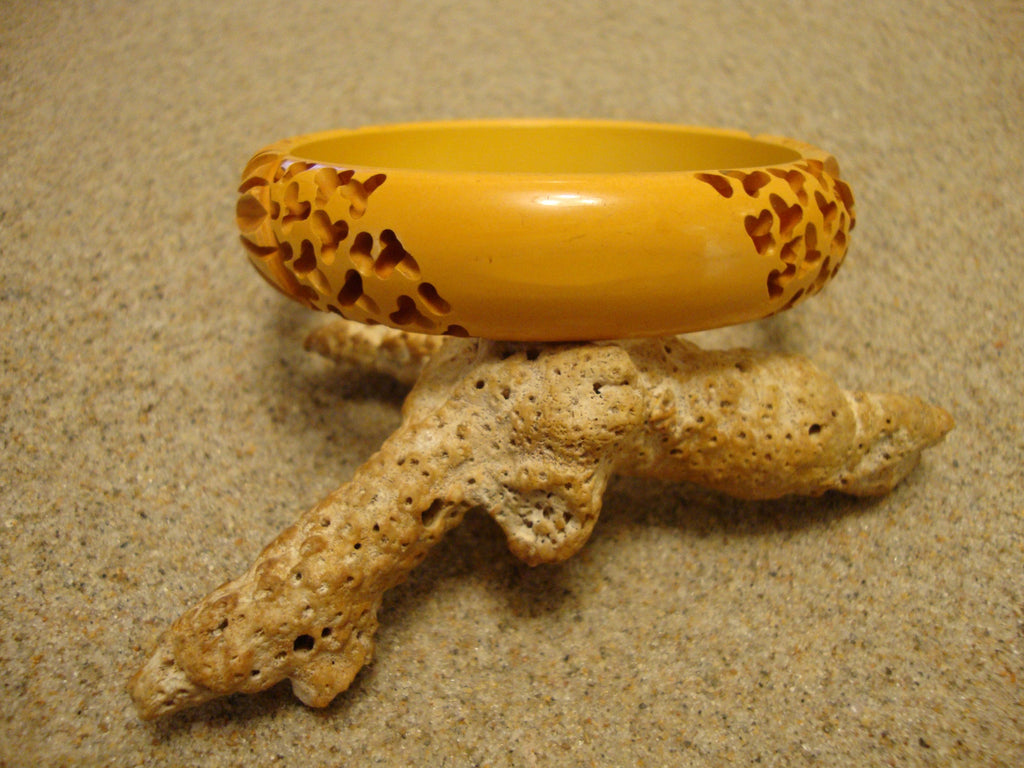 Vintage Goldenrod Bakelite Bracelet: Carved Flower & Wormwood Design