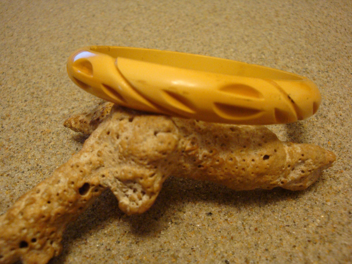 Vintage 7/16" Yellow Bakelite Bracelet! Unique Divot & Diagonal Slash Carvings!