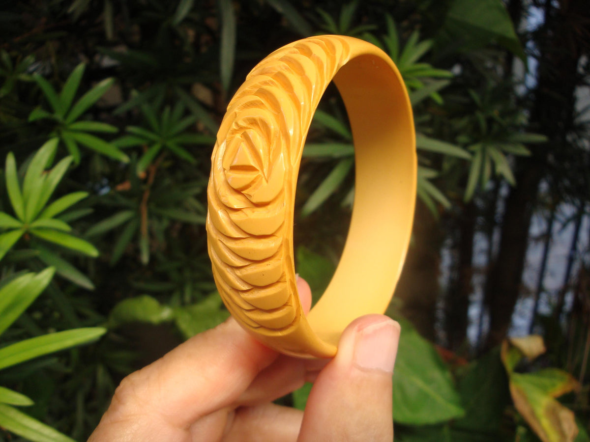 Vintage 3/4" Pale Yellow Bakelite Bracelet! Two Large Rose Petal Inspired Carvings!