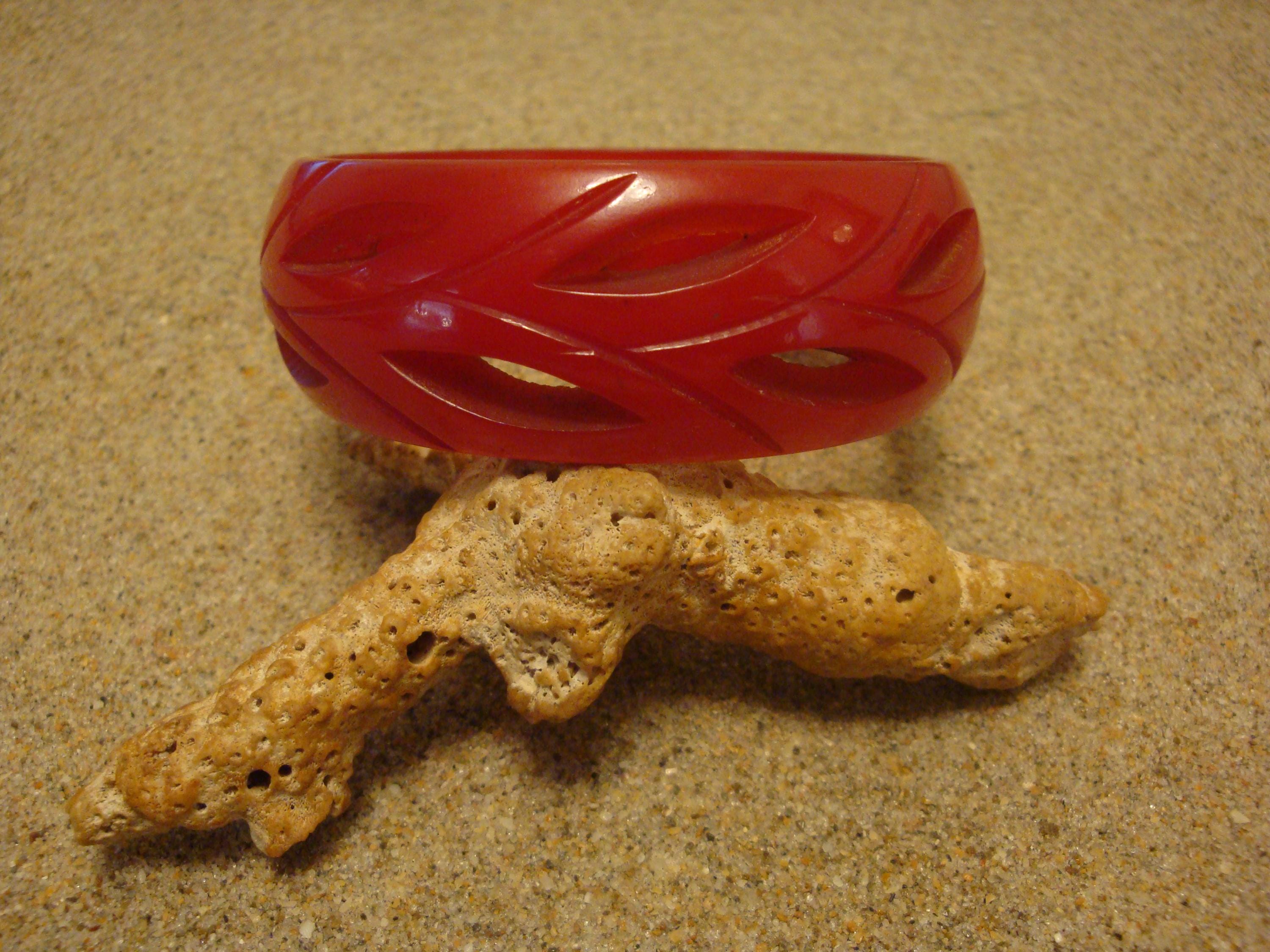 Vintage 1" Dark Cherry Red Bakelite Bracelet! Open Work Vine & Leaf Carvings!