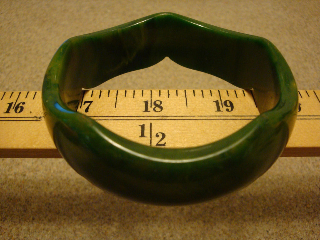 Vintage 7/8" Bakelite Bracelet! Green w/ Yellow Marbling; Scalloped Edges!