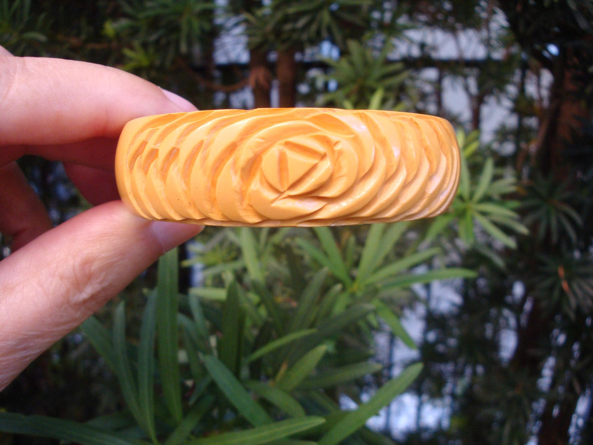 Vintage 3/4" Pale Yellow Bakelite Bracelet! Two Large Rose Petal Inspired Carvings!