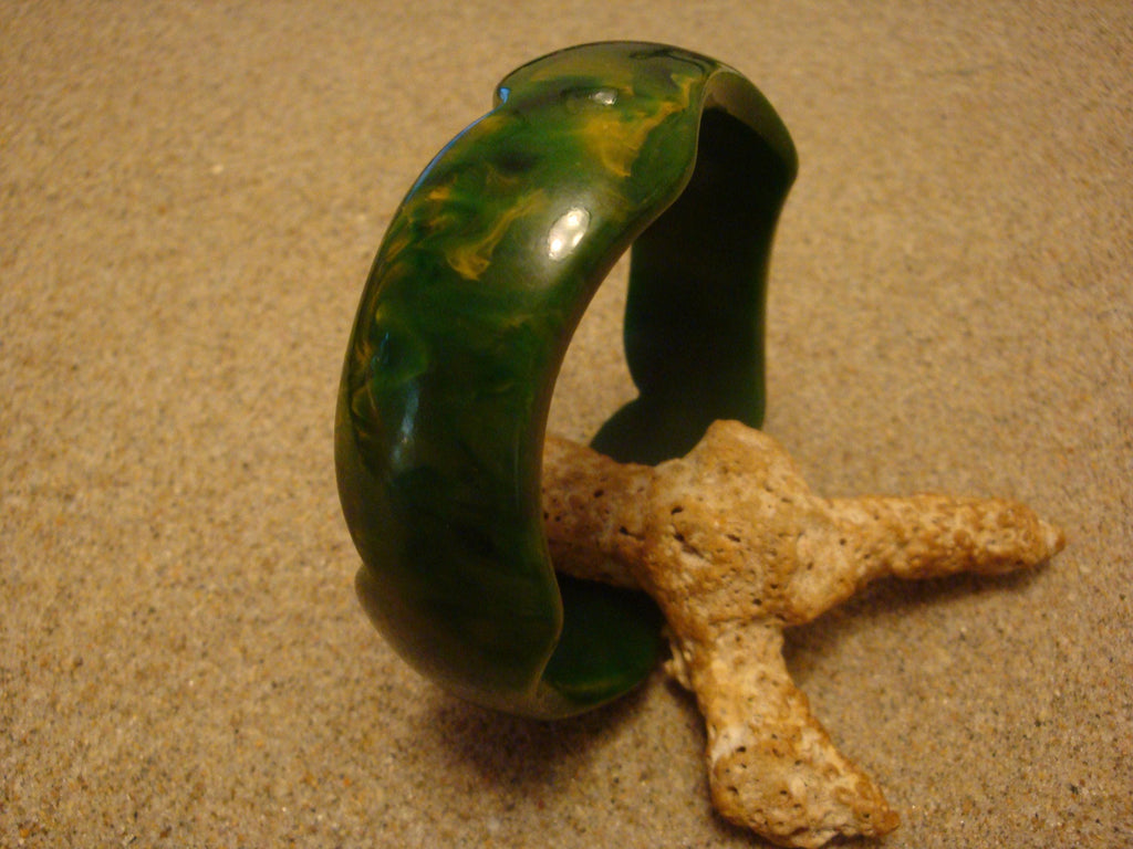 Vintage 7/8" Bakelite Bracelet! Green w/ Yellow Marbling; Scalloped Edges!